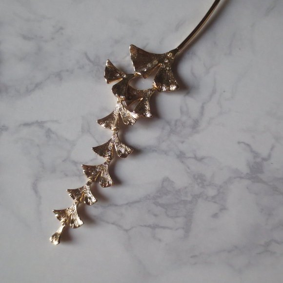 Beautiful Unique Gold Leaf Flower Botanical Asymmetrical Gold Tone Necklace - Picture 3 of 3